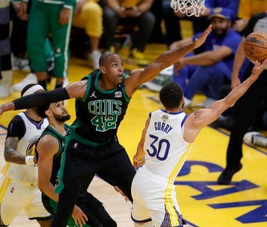 9月初秋杯酒入喉 霍福德在饭桌上和库里聊嗨了...