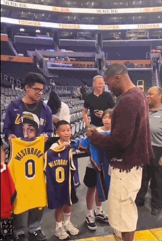 威少与小球迷进行互动，拒绝在湖人球衣上签名