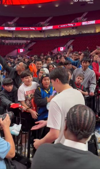 人气爆棚！大批球迷在通道等待杨瀚森，他将球鞋送给小球迷
