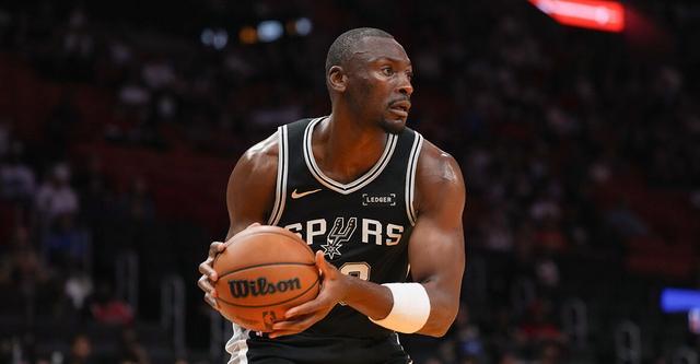 开启生涯第15个赛季！Scotto：马刺中锋比永博将留队