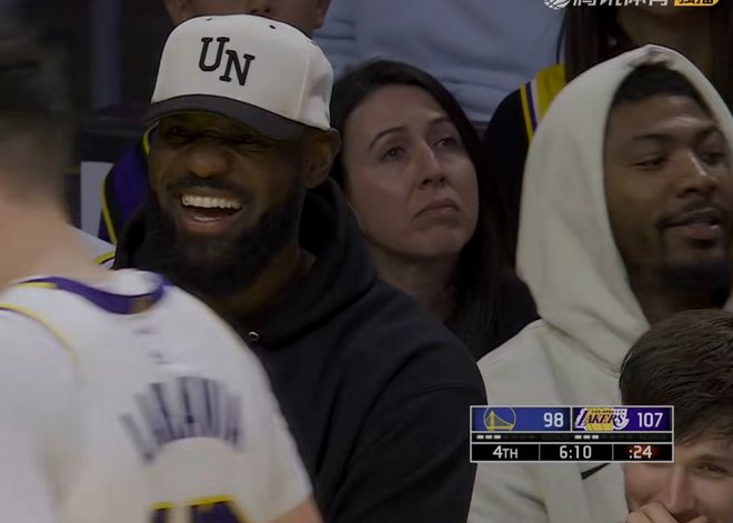 詹皇看球姿势很危险！跷二郎腿或让伤势恶化，队医+专家都失职了