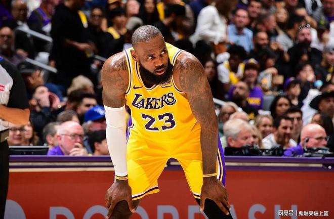 突发！坐骨神经痛！詹姆斯轰然倒下
