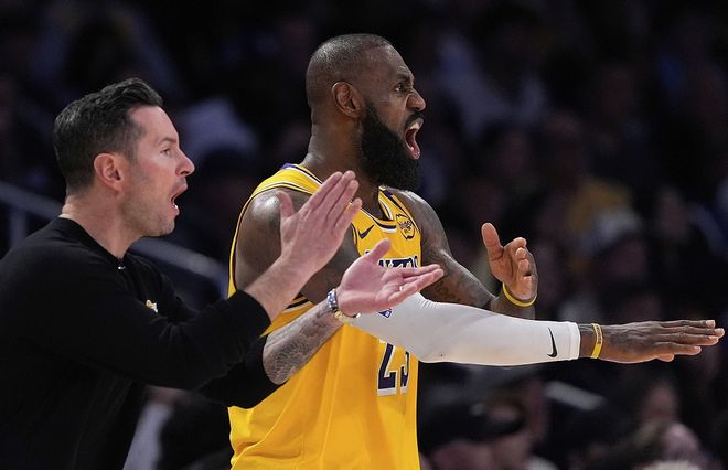 空砍43+12+9！卢卡刷爆纪录，里夫斯是把双刃剑，雷迪克想念老詹