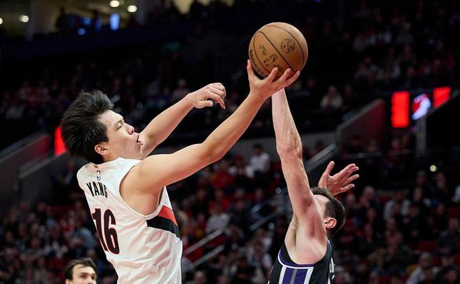 热泪盈眶！杨瀚森揭秘：1战惊艳联盟，短短2天究竟经历了什么？