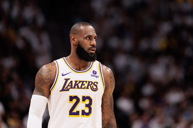 《露天看台》提问球迷谁更强——詹姆斯强于杜兰特、库里!合理!