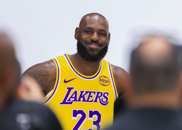 湖勇揭幕战伤情报告！2人缺席2人成疑，詹姆斯无缘对决库里