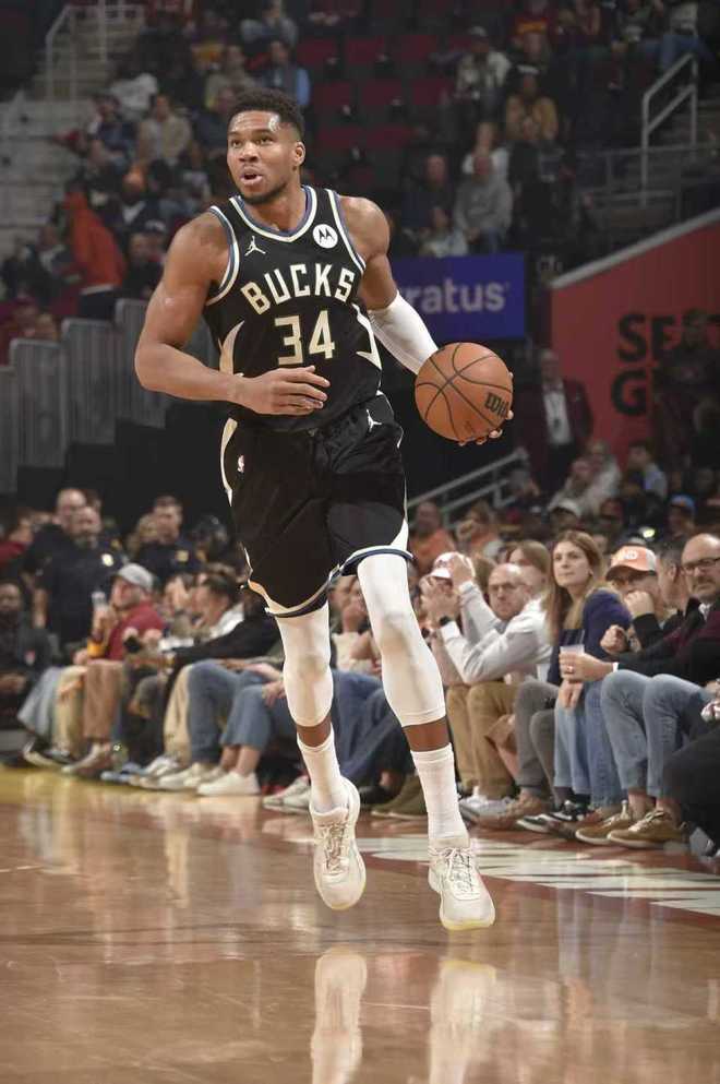 字母哥伤退雄鹿遭骑士逆转双杀 米切尔37+5+7罗林斯24分...