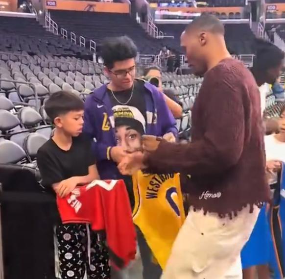 什么仇什么怨？威少签名球衣时，故意漏掉湖人队的球衣！