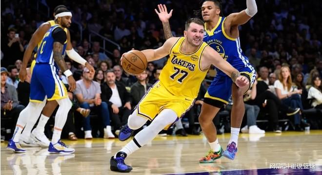 东契奇终于等来帮手,湖人两先发高效输出,后场新援是隐藏功臣
