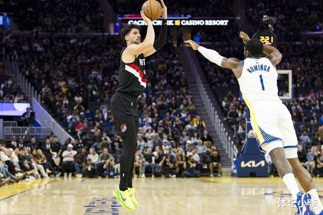 疯狂逆袭！勇士末节净胜25分：21分逆转取胜，杨瀚森首秀4分6犯