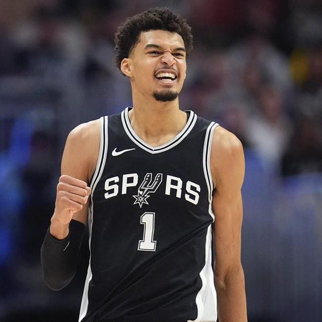 博班:文班身高肯定不是2.24米因为我都要仰视他了,他得有2.31米了