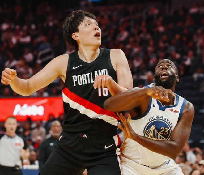 杨瀚森NBA首秀，4分4篮板6犯离场，开拓者主帅表示理解并鼓励