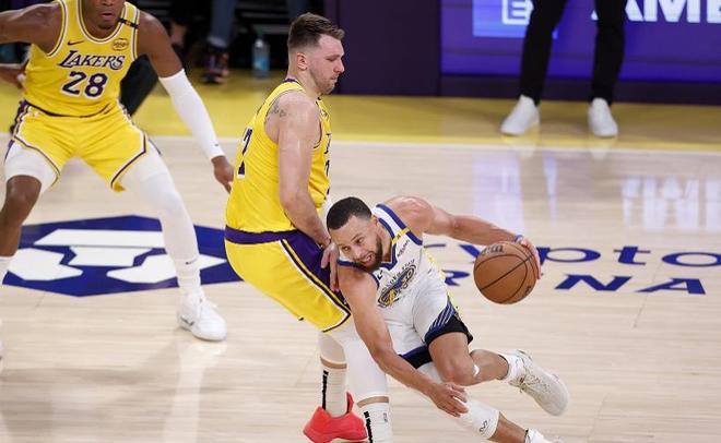 揭幕战重头戏！勇士55-54湖人，看数据：头号功臣是他！