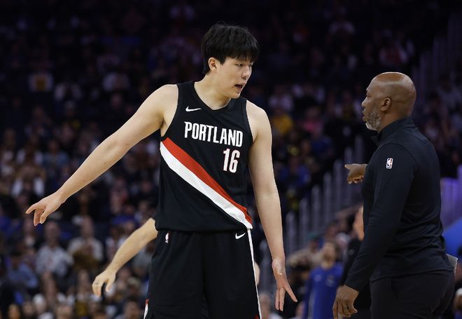 杨瀚森霸气回击！被隔扣之后血帽凯斯勒，隔空抢断戏耍湖人意中人