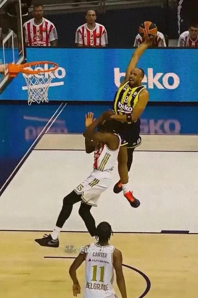 炸裂!NBA海报级隔扣!湖人冠军后卫彻底打嗨