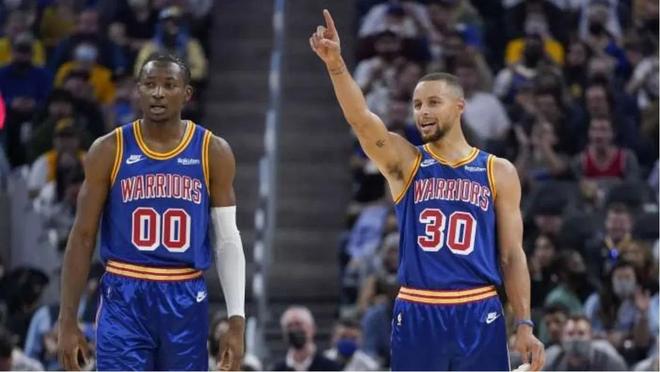 库明加：库里追梦等球队老将在我续约谈判期间给予我极大支持