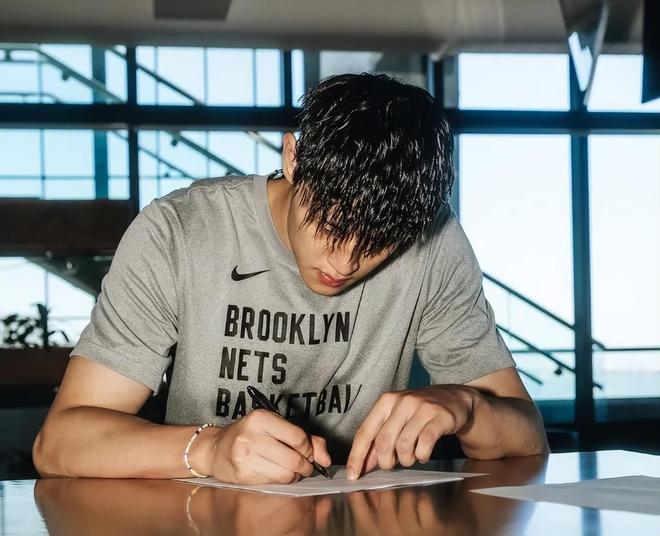 燃尽了！被裁掉前一天，篮网还在利用曾凡博疯狂捞金