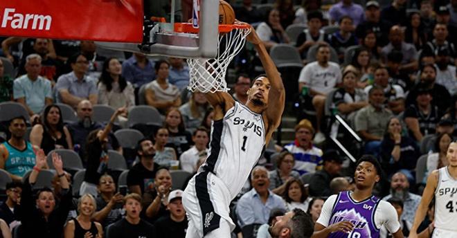 险胜!文班亚马22+7,又一个哈登诞生了,马刺凑齐三少成最大赢家