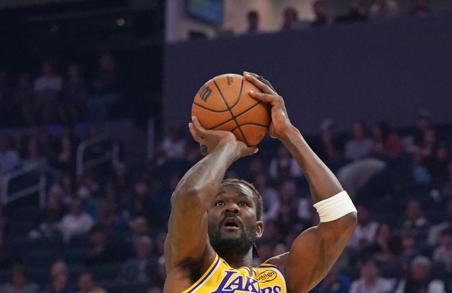 艾顿22+15对位萨博尼斯完胜,两项数据创湖人生涯新高