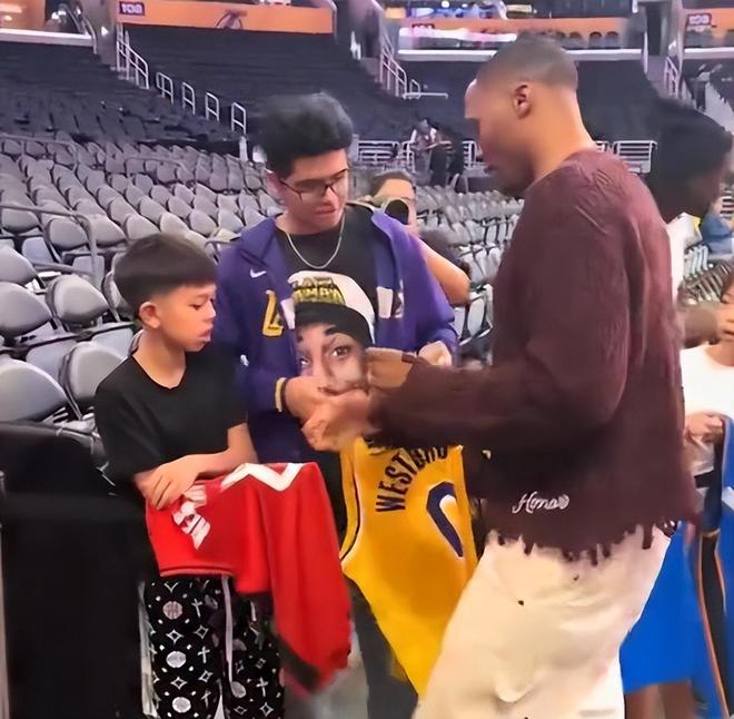 矛盾早已种下?美记爆猛料:威少、老詹形同陌路,二人皆不满对方