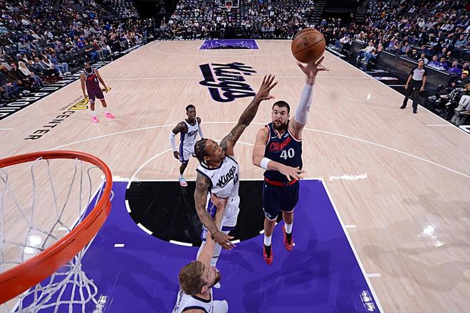 快船内线支柱面对国王表现平平,幸好他们签下了可靠的替补中锋?