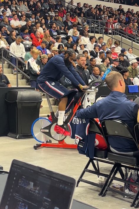 非常认真！比赛期间哈登在场边进行完整的单车训练