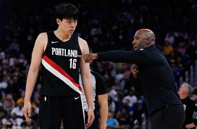 开拓者主帅称赞杨瀚森，曝上海1000万美元报价威少，杜锋选人受疑