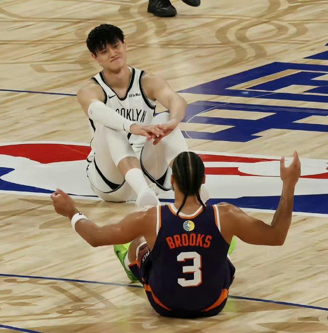 NBA中国赛第二场篮网半场落后太阳2分，曾凡博没有获得出场时间