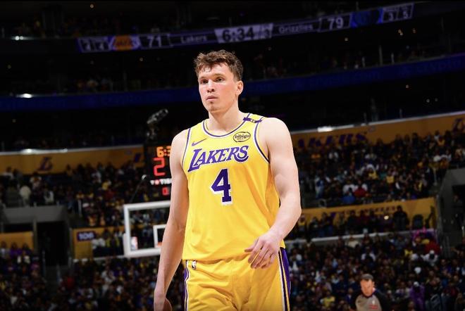 雷迪克：克内克特是训练营进攻表现最好的球员，上限在于防守