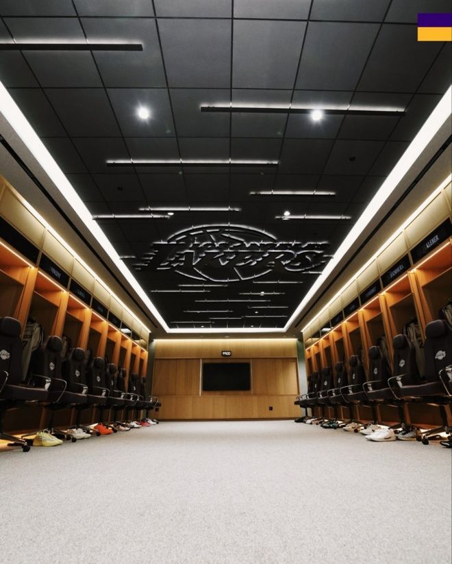 全面升级！湖人官方晒全新更衣室，东契奇&克勒贝尔坐在一起