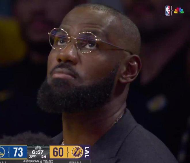 在想什么?湖人落后到两位数,场边的勒布朗若有所思