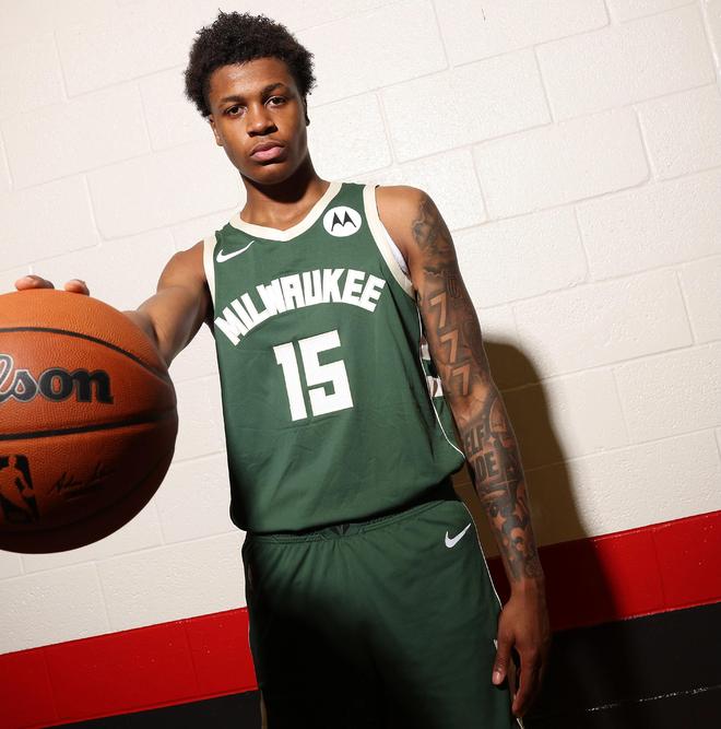 Shams:雄鹿队裁掉了2024年33号秀泰勒-史密斯