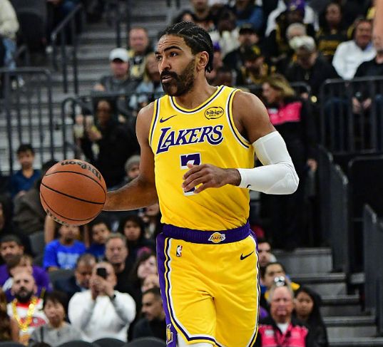 打疯了!文森特不到7分钟狂轰18+5三分 詹姆斯开吹:要疯了