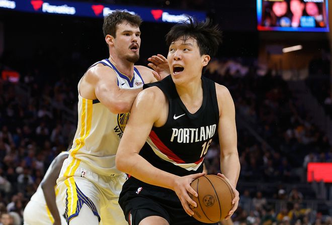 杨瀚森回应首次对阵库里：不紧张+像在打2K 4分6犯仍获主帅力挺