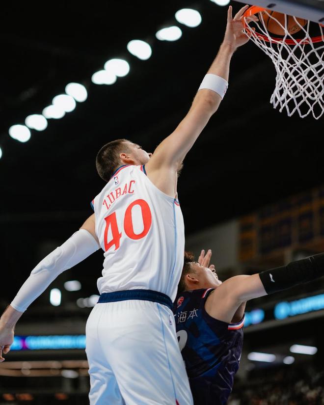 惨案！快船单节42-8打崩龙狮：三大新援轰39分，哈登送9助攻