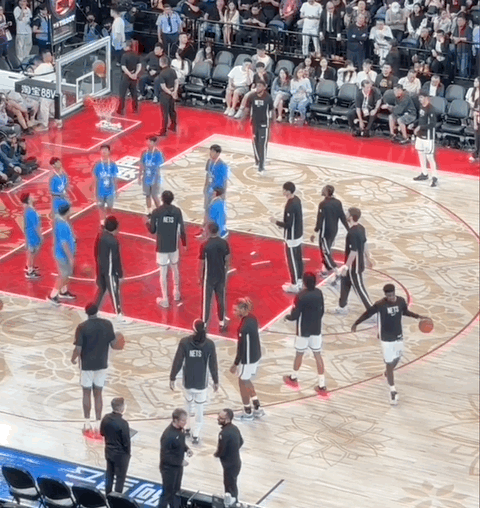 媒体人：曾凡博中场时在罚球线附近给篮网队友传球