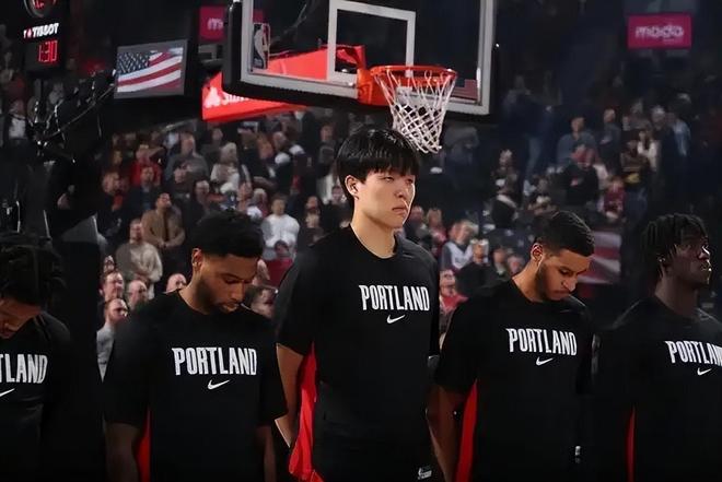 和库里对飚三分!杨瀚森9+6状态神勇,霍福德臣服:他踢了我屁股