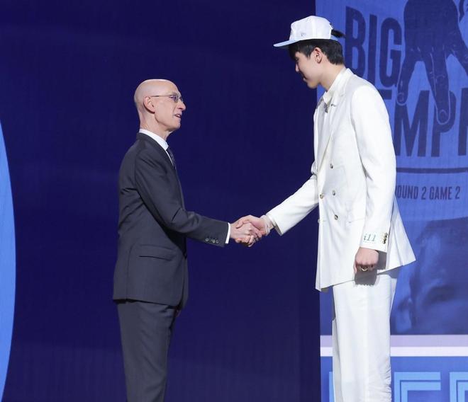 萧华称赞杨瀚森：他看起来是一个很有前途的NBA新秀