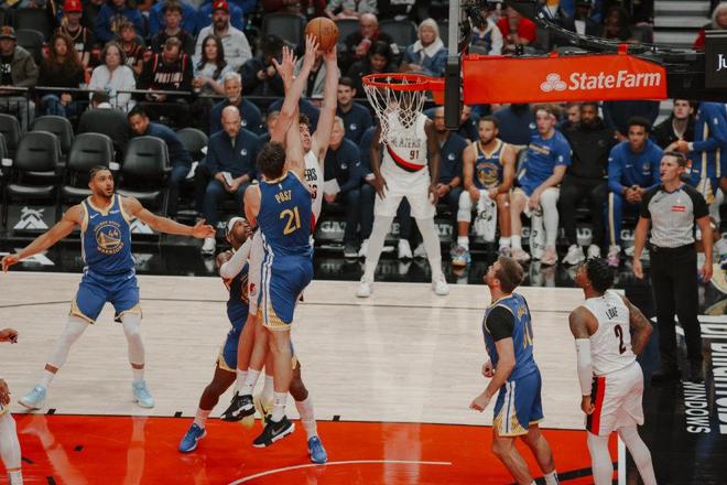 拒绝崩盘!开拓者领先18分被反扑:杨瀚森4分6板,库里轰15分