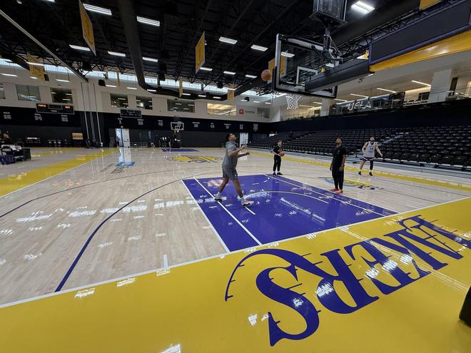 新活！雷迪克：三分线内的弧线是为了标示切分换防的区域范围