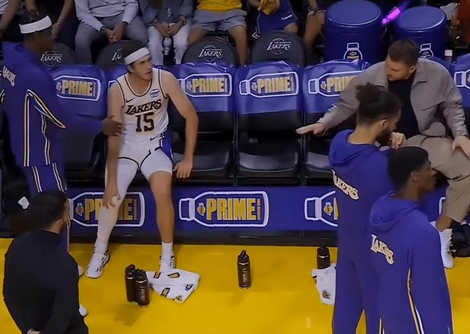 得不偿失：季前赛湖人击败勇士却遭重创：乡村曼巴里夫斯受伤退赛