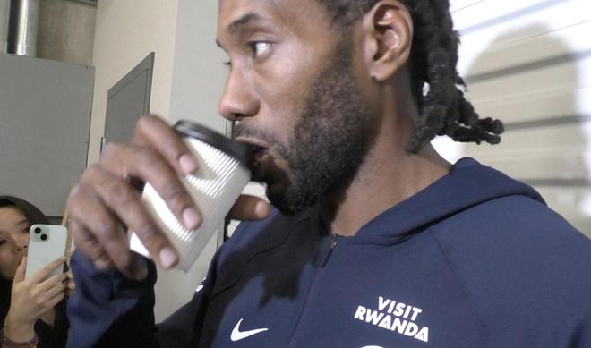 你也玩梗？记者询问赛后在喝什么，伦纳德：轩尼诗，开玩笑的