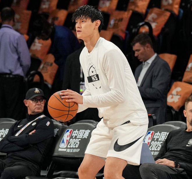 曾凡博上场把身价打没了？全场高呼其名字仍未出场，真当噱头了！