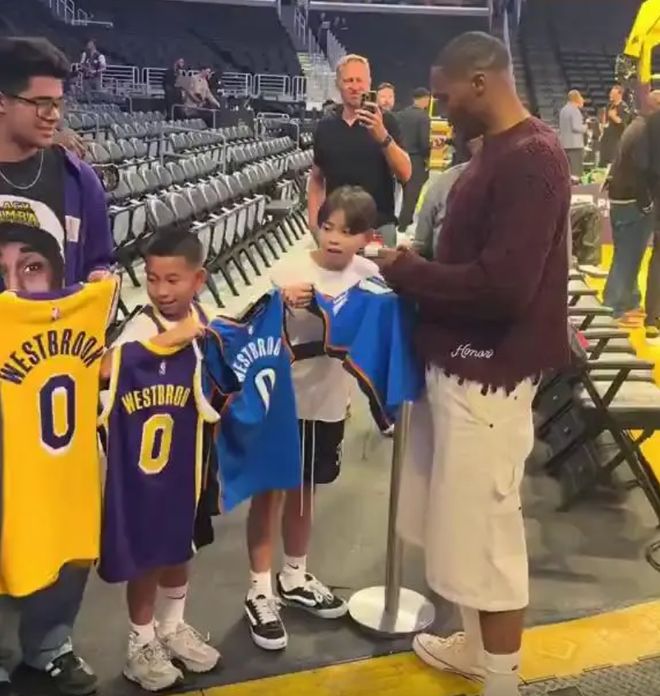 威少为何不签湖人球衣？看了最近4份合同你就懂 不退役成终极倔强