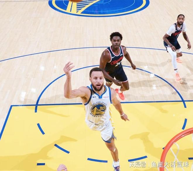 快船险胜勇士！库里20+5格林很高效，比尔爆发，波杰5+2虚惊一场