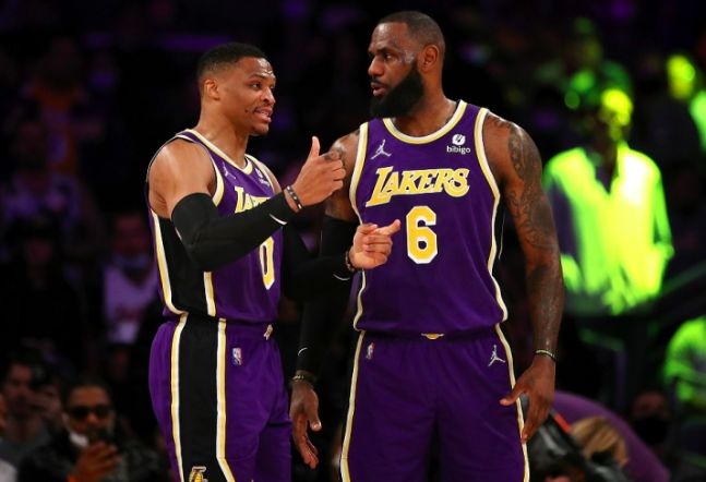 人设崩塌!詹姆斯不真诚+双面人做派,威少效力湖人期间很反感