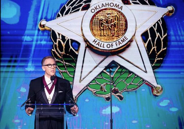 雷霆官方：普雷斯蒂入选俄克拉荷马州名人堂，为该州最高荣誉...