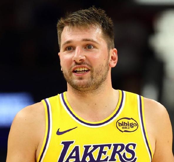 詹姆斯化身詹指导，自己不训练，积极帮助队友训练