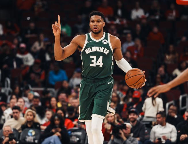 字母哥复出轰13+10：站场边围观火爆打架冲突 与新援特纳讨论战术