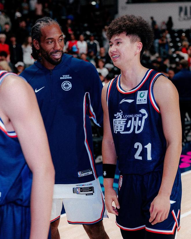 快船官方晒出伦纳德与张文杰合影：祝广州龙狮新赛季好运
